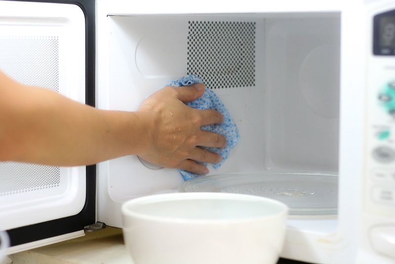 How To Clean A Microwave With A Paper Towel And Water